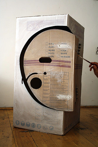 dulap carton realizat prin reciclarea unei cutii de centrala ariston in atelierul hartiutze